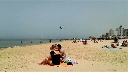 Pokaz lotniczy na plaży w Tel Avivie