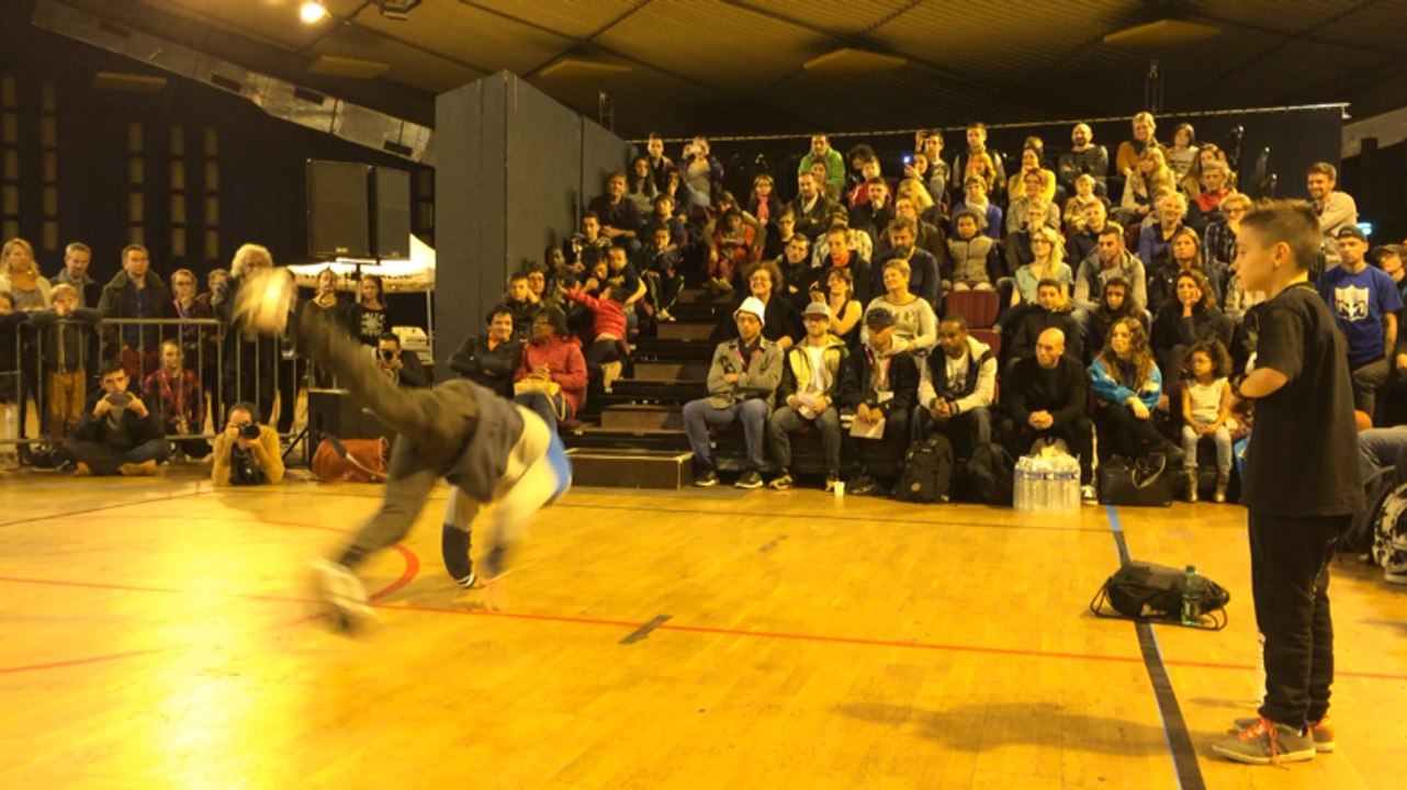 Jey prof de break dance fait équipe avec son élève