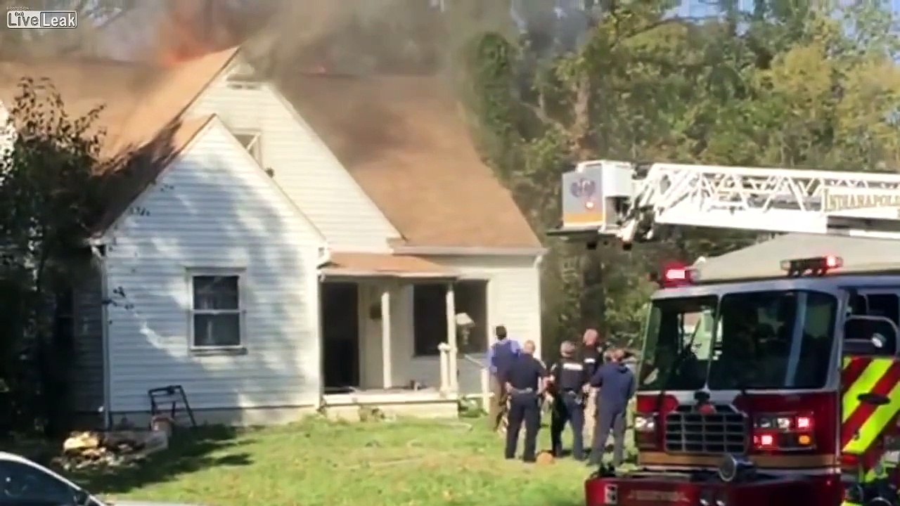 Un hombre baila en el techo tras haber incendiado la casa de su exnovia