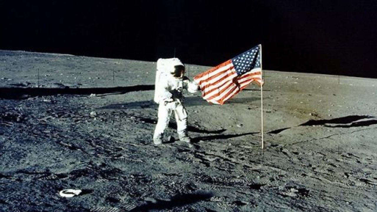 ¿Plantó realmente EE.UU. su bandera en la Luna? Este video afirma que sí