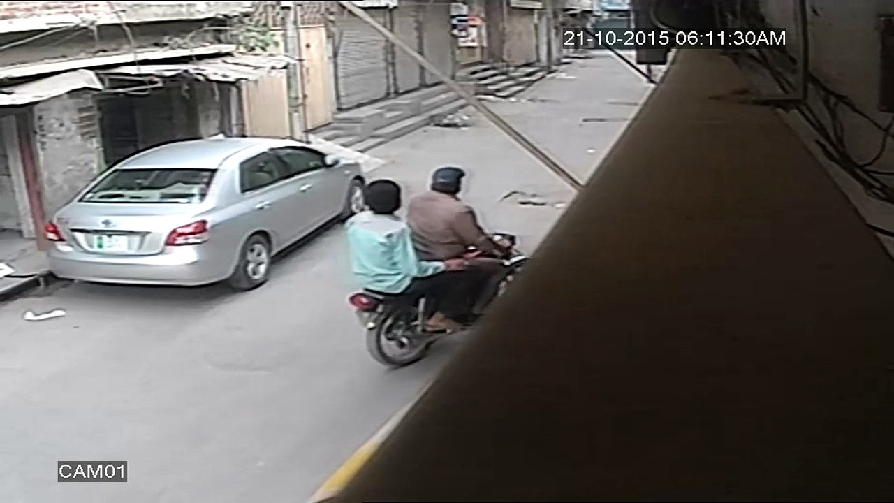 CCTV Video of Car's Side Mirrors Being Stolen in Lahore