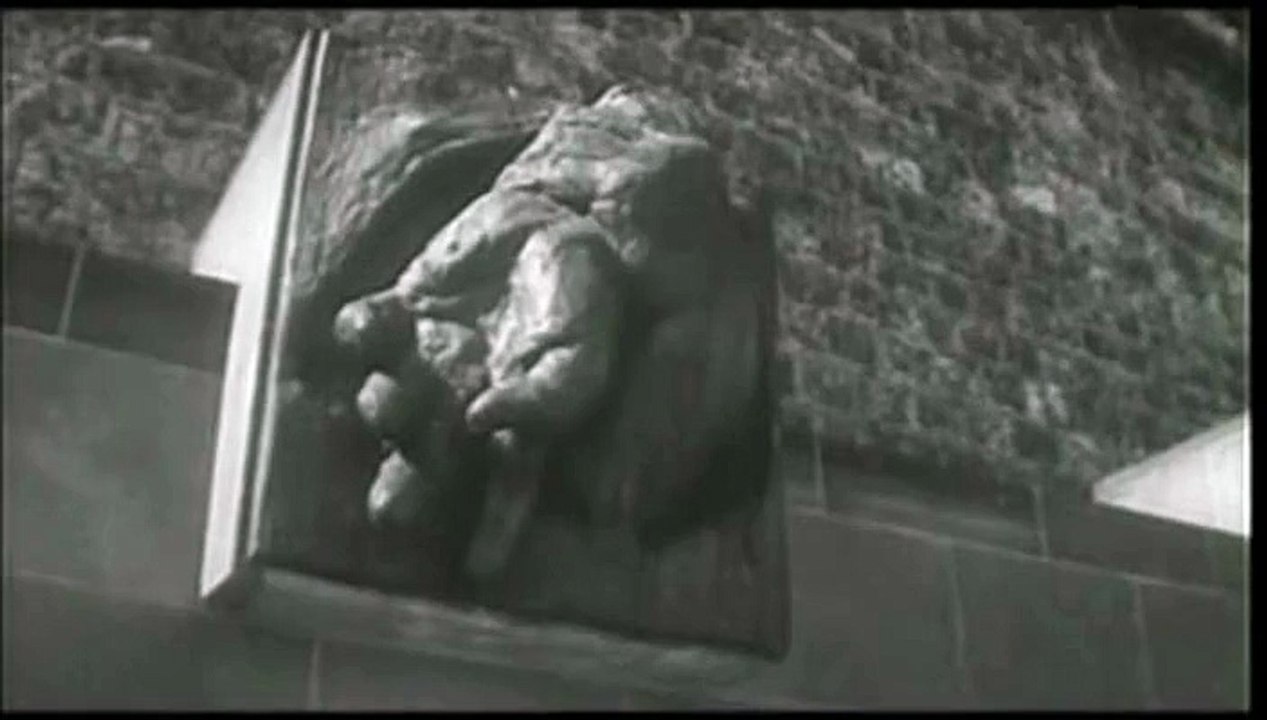 Irène Vildé devant la prison de Frêsne en 1967