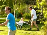 Lucile fait de la brouette avec papi