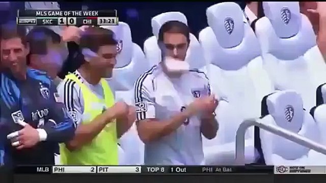 Gol sevincini vücudunun her yeriyle yaşayan çocuk - Funny videos - Komik videolar