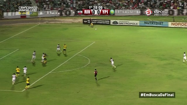 ELE NÃO DEU? Índio toca com a mão na área e o juiz não dá o pênalti