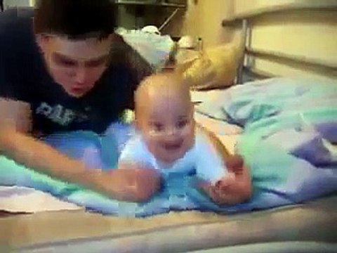 Папа играет с сыном