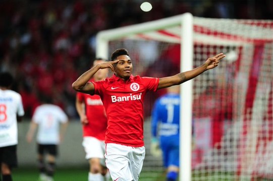 Inter vence o Joinville no Beira-Rio e cola no G4