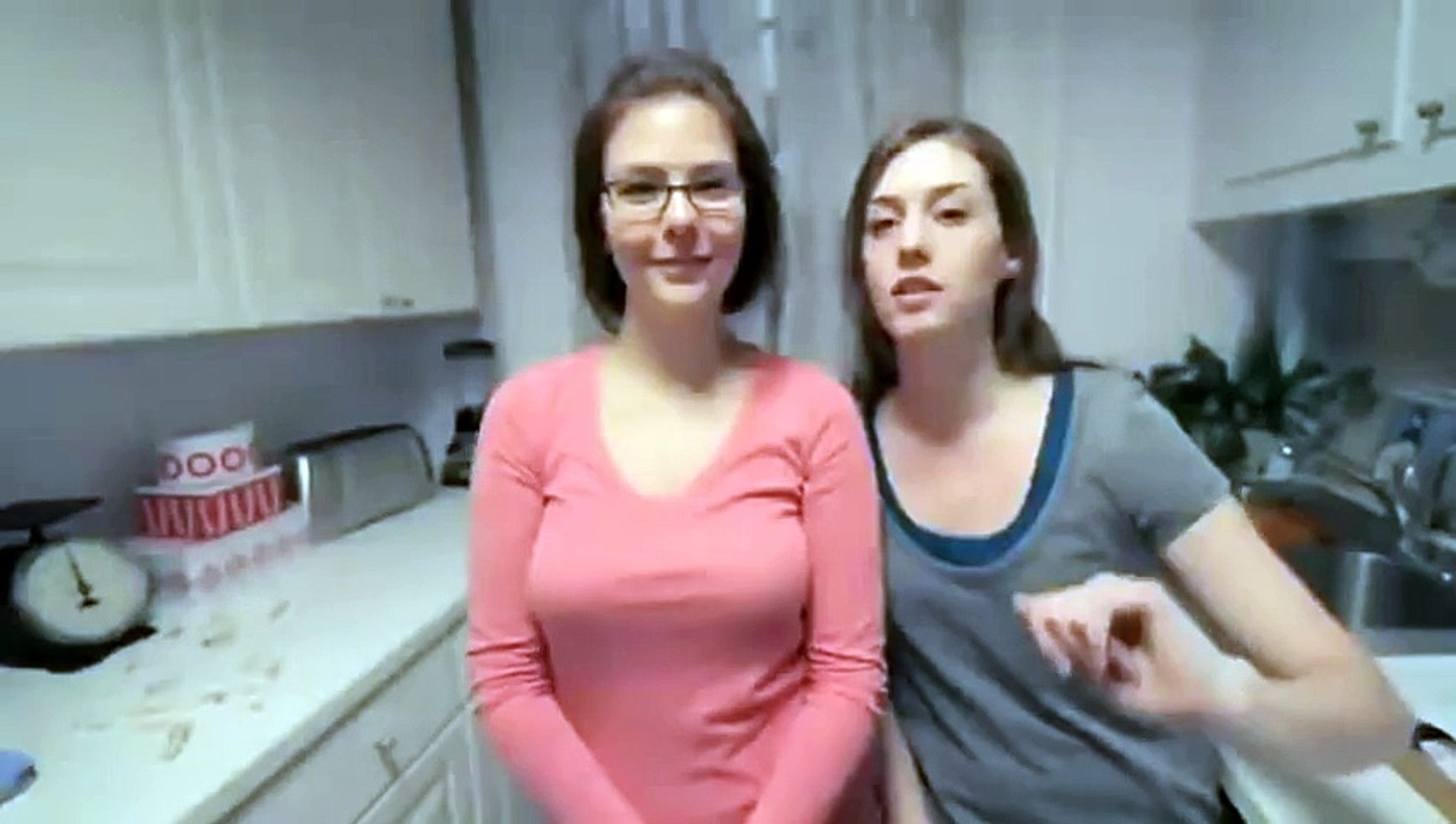 ⁣Google translate kullanarak hindistan lokantasından sipariş veren kızlar