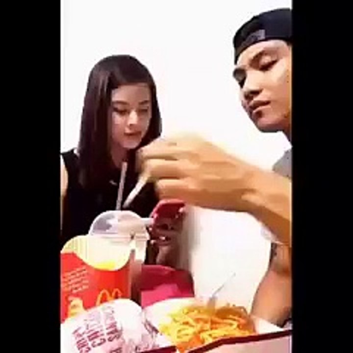 WaoW...... Eating In Macdonalds During Kiss With His GirlFriend
