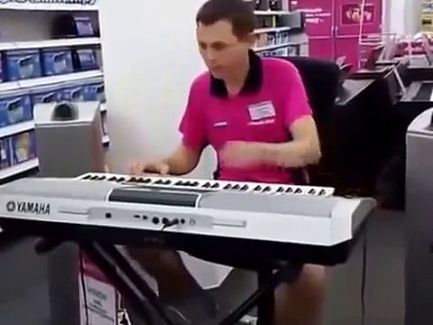 Продавец играет на синтезаторе