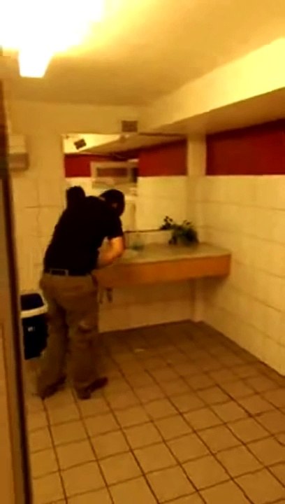 Un gars bourré d'éclate au sol dans les toilettes... Techno Remix Version