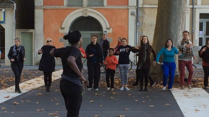 Échauffement de danse avec Germaine Acogny sur le Mail