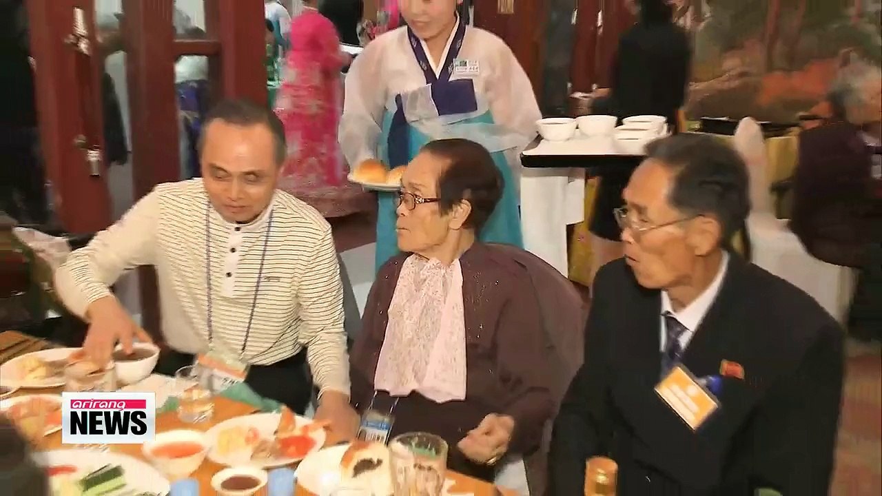 Families exchange gifts on second day of second round of reunions