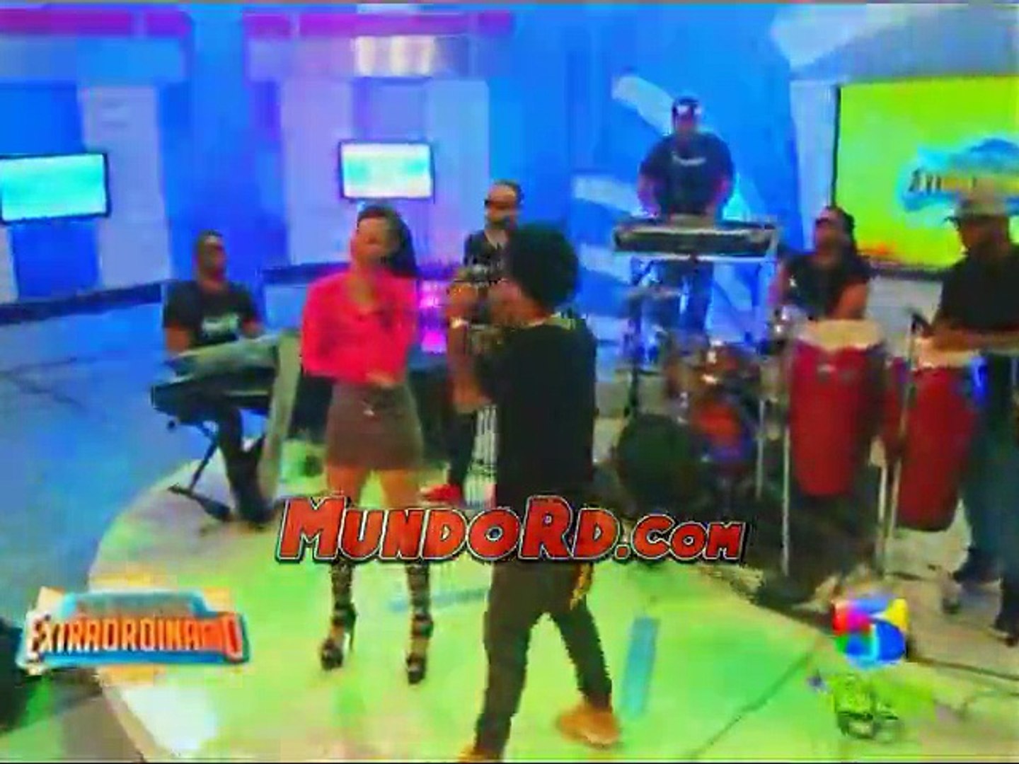 Vakero y La fresita presentando su mas reciente colaboración en TV