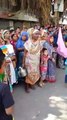 ہندو برادری کی خواتین جلوس کے راستے میں ٹھنڈا پانی بہا کر عقیدت کا اظہار کر رہی ہیں تاکہ برہنہ پیر چلنے والے عزاداروں کو