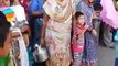 ہندو برادری کی خواتین جلوس کے راستے میں ٹھنڈا پانی بہا کر عقیدت کا اظہار کر رہی ہیں تاکہ برہنہ پیر چلنے والے عزاداروں کو