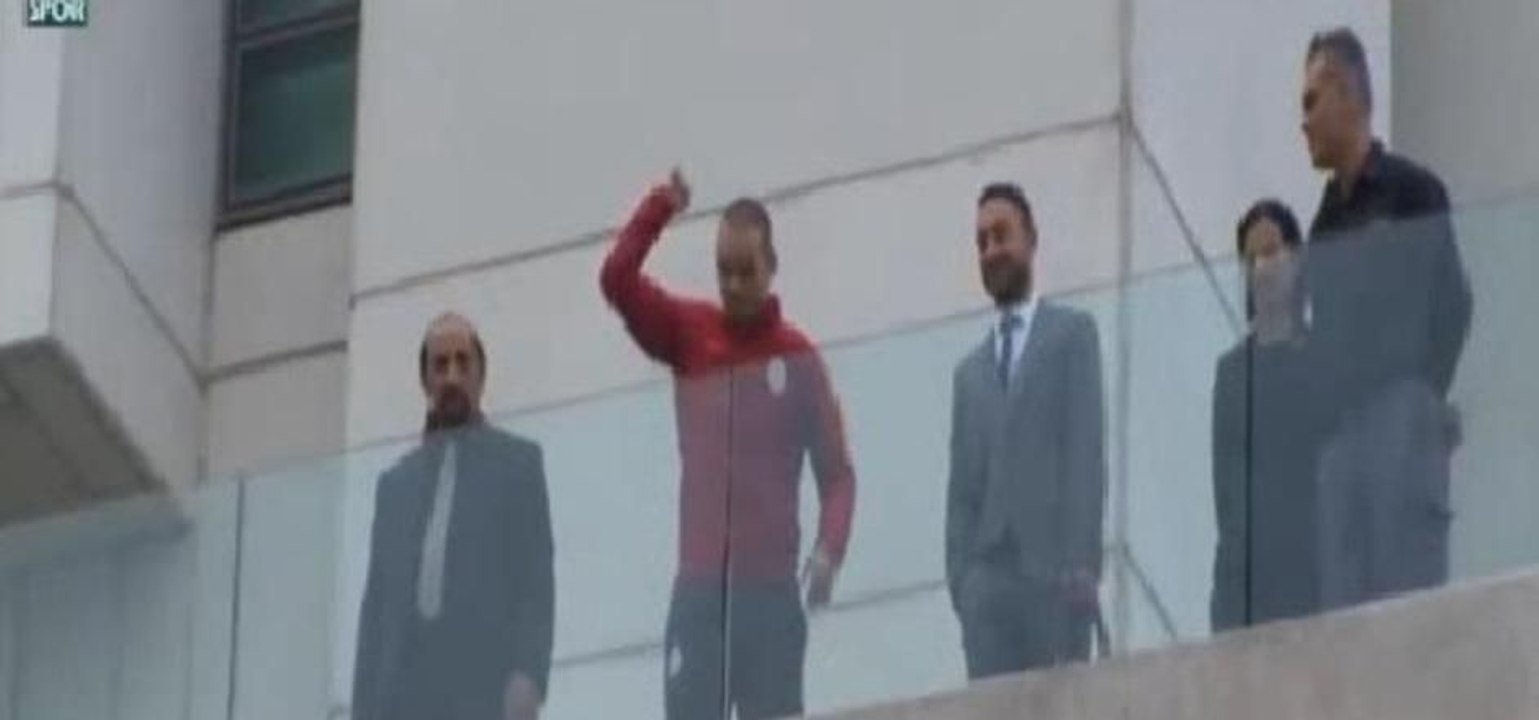 Sneijder taraftara üçlü çektirdi