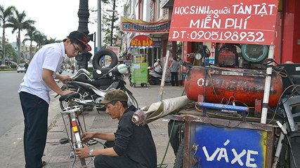 Đà Nẵng: Người đàn ông hơn 10 năm bơm xe miễn phí cho người nghèo