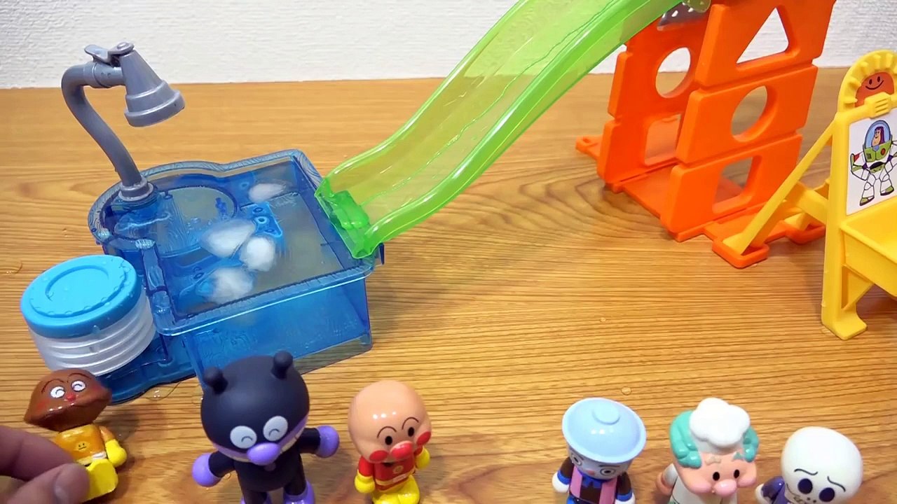 アンパンマンキャラクターのウォータースライダー