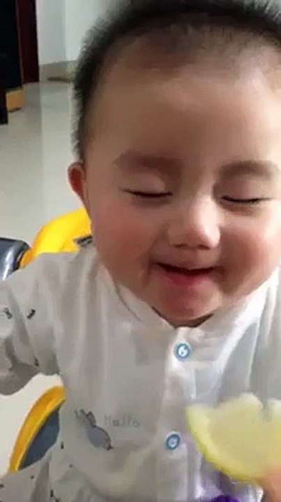 funny baby frist time eating lemon