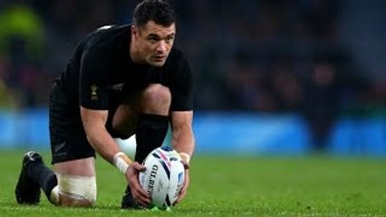Dan Carter hits the post!