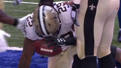 Saints Khiry Robinson runs for a 6-yard touchdown