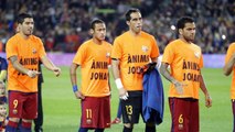 FC Barcelona players wear a T-shirt in support of Johan Cruyff