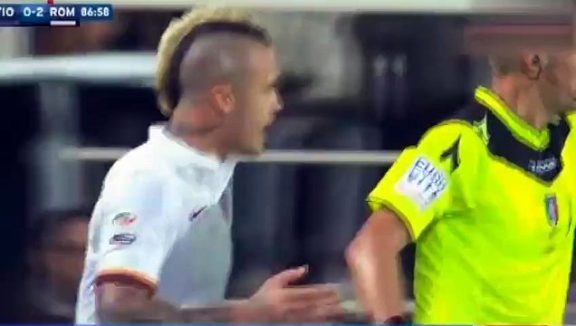 لحظة طرد صلاح امام فيورنتينا