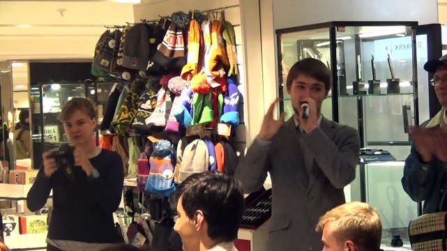 Дмитрий Глуховский делает видео в инстаграм