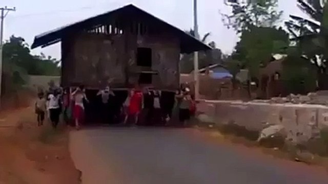 Evdeki malzemelerle yapılan su kaydirağ - Funny videos - Komik videolar