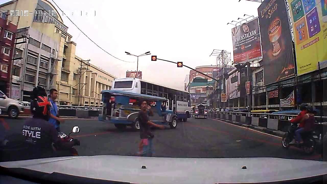 single motor tumawid pa naka stop na Quezon blvrd
