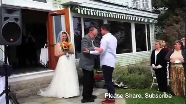 El padre de esta novia logró levantarse de su silla de ruedas para acompañarla hasta el altar