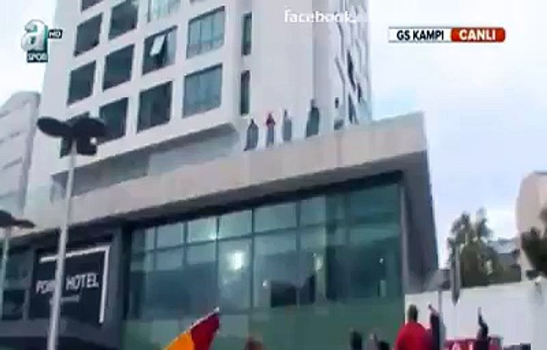 Sneijder Otel önündeki taraftarlara üçlü çektiriyor.