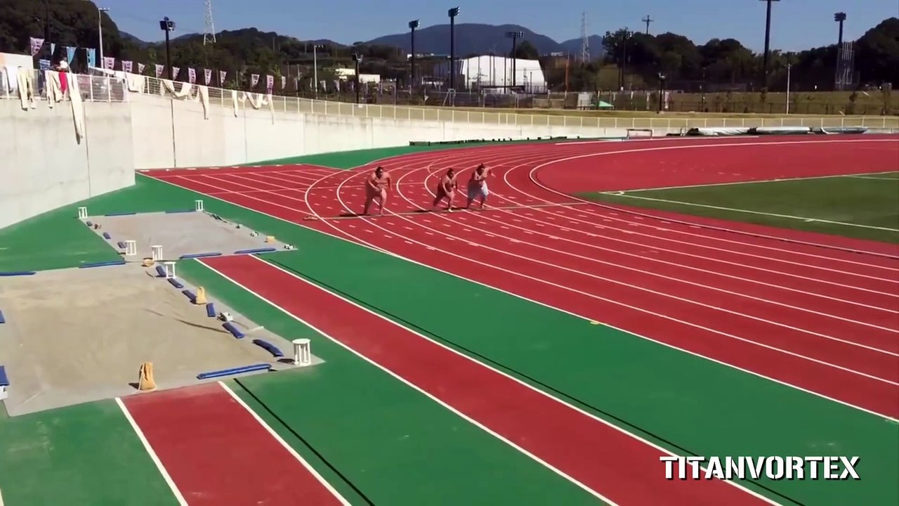 Une course sans merci entre 3 sumos japonais