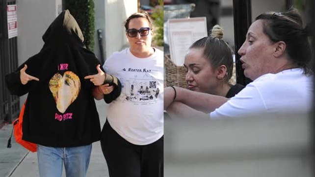 Miley Cyrus couvre son visage sans maquillage avec sa capuche