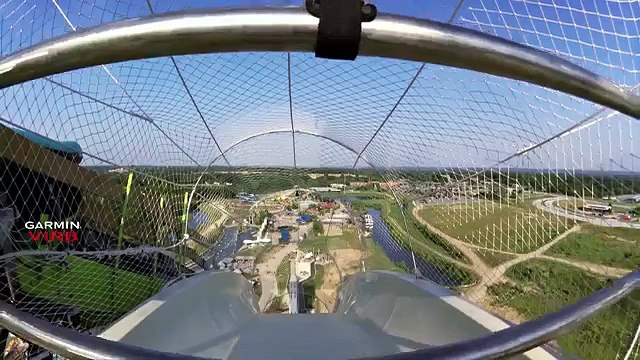 Si lanciano dallo scivolo più alto del mondo, la discesa vi farà venire i brividi!