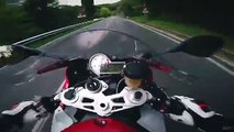 Balade en moto sur une route de montagne