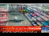 اسلام آباد کیش اینڈ کیری میں زلزلے کے سی سی ٹی وی کیمروں سے بنے مناظر : شیلف زور زور سے ہلنے لگایا ورچیزیں زمین پر گر گئ