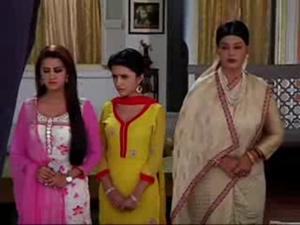 Menka Ne Kiya Suhani Ko Sidiyo Se Girane Ka Plan Jisse Sunn Kar Bhavna Ne Maara Menka Ko Thappad - 26 October 2015 - Suhani Si Ek Ladki