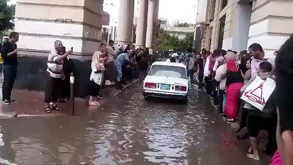 توك توك بشري في مصر لنقل المواطنين من الرصيف لكي لا يتبللو