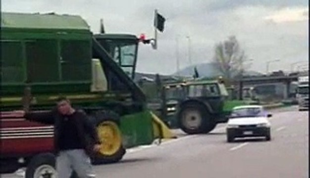 Όχι από τους αγρότες στα ισοδύναμα πόνου . Ραντεβού στους δρόμους