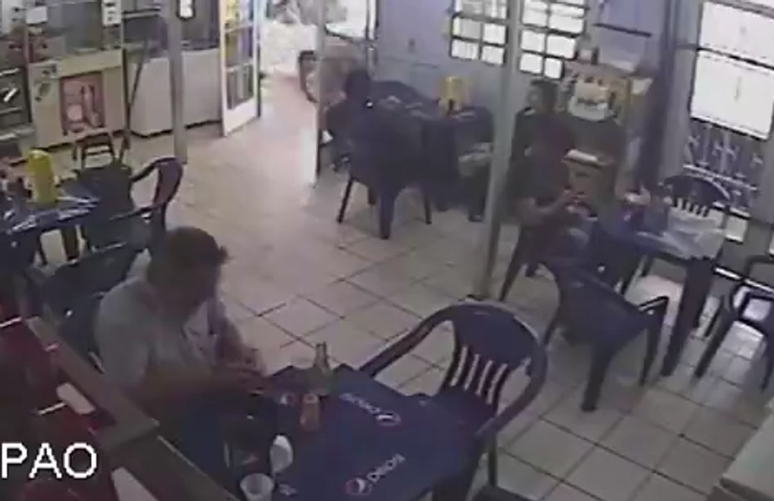 Hanya Setengah Meter selamat dari kematian / Escapes Death by Inches in Car Accident full speed