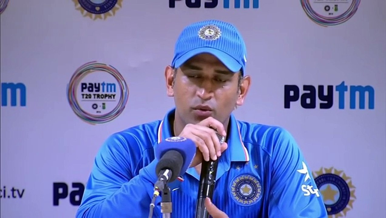 MS Dhoni's Reaction to the Crowd throwing the bottles - India v_s South Africa - T20 - 2015