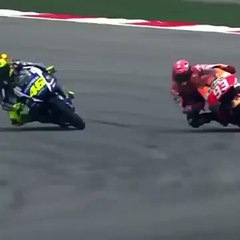 Piloto Valentino Rossi chuta rival no meio da corrida