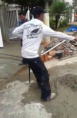 سبحان الله تحدى الإعاقة وعمل من أجل رزقه وقوت يومه