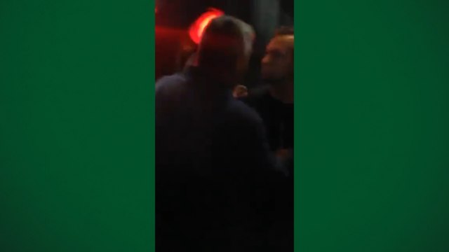 Jogadores do Goiás são xingados e discutem com torcedores após derrota