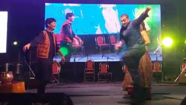 (VIDEO) Salman Khan Dances to Dholi Taro At Navratri 2015 - Ahmedabad
