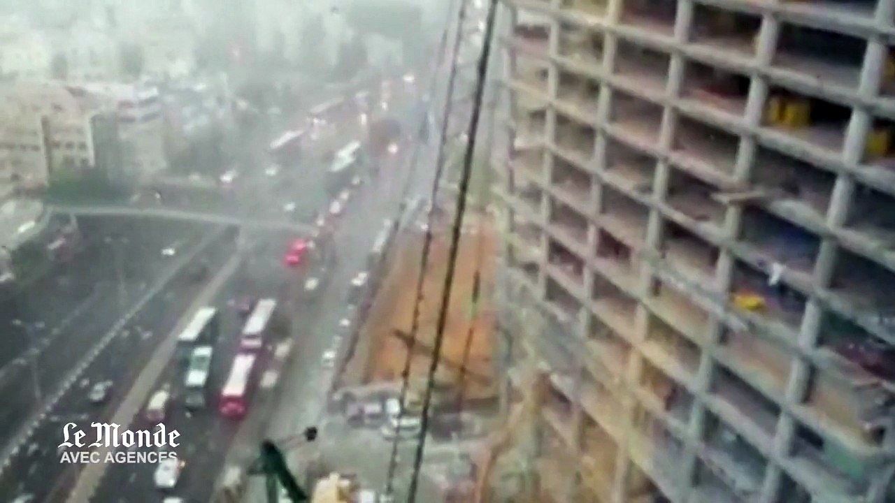 Tel-Aviv : une grue soufflée par les vents violents