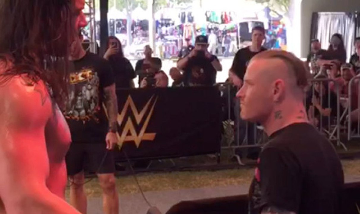 Corey Taylor met une baffe au catcheur Baron Corbin !