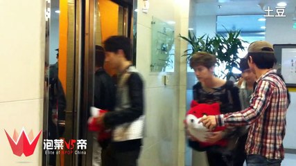 [泡菜V5帝]120411 访谈结束 EXO-M进电梯